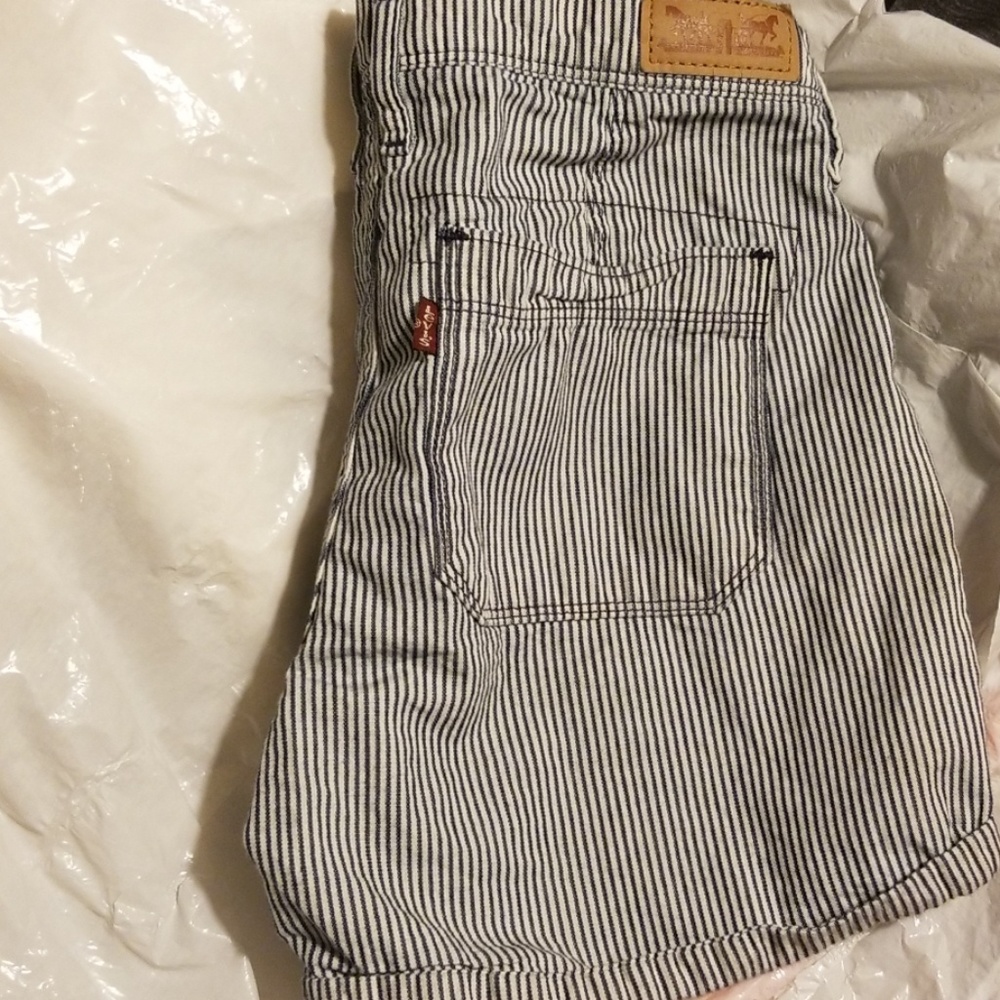 Shorts - Picture 5 of 8